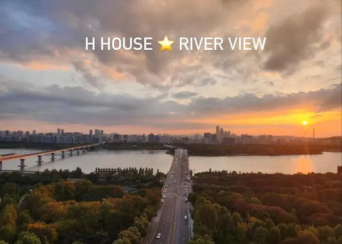 Hoya House1-hongdae, Hapjeong Station 1 Minute, Luxury Style, Panorama River View 6 People, 2room, 3q Bed *