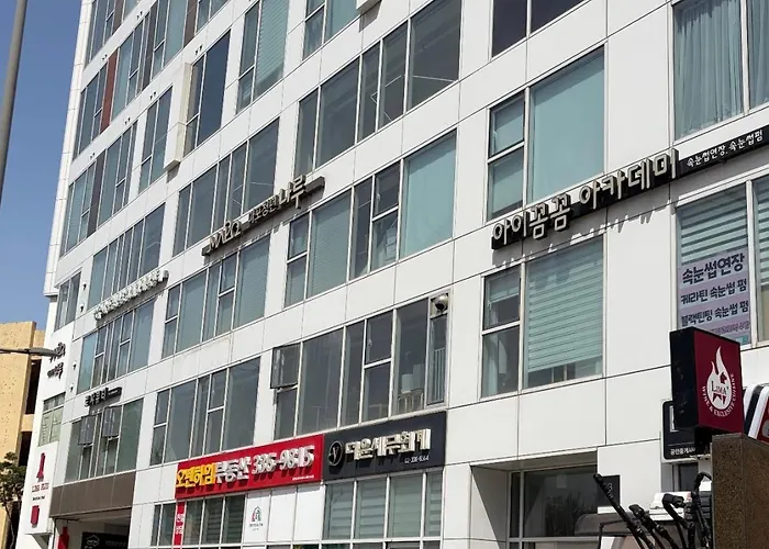 Daire Hoya House1-hongdae, Hapjeong Station 1 Minute, Luxury Style, Panorama River View 6 People, 2room, 3q Bed *